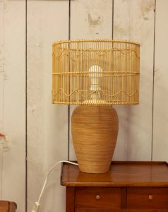 Julia, la lampe à poser en rotin N°620