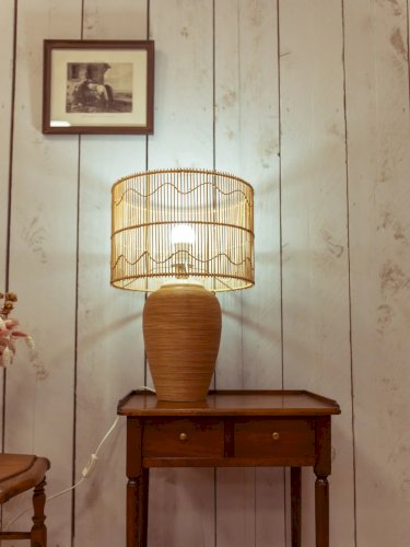 Julia, la lampe à poser en rotin N°620