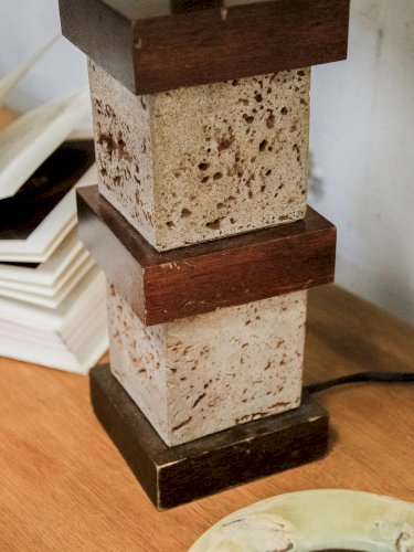 Julia, la lampe à poser en travertin N°401