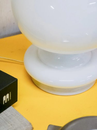 Julia, la lampe à poser en verre blanc N°403