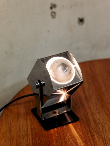 Julia, la lampe à poser projecteur N°430