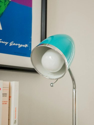 Julia, la lampe de bureau bleue en métal N°703