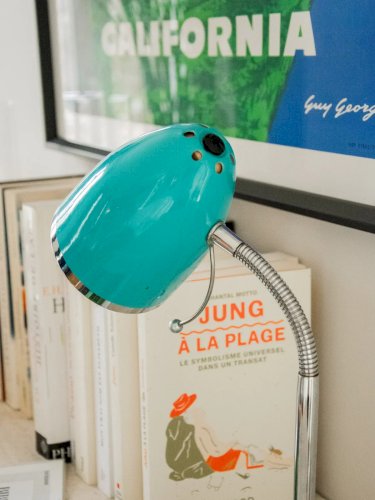 Julia, la lampe de bureau bleue en métal N°703