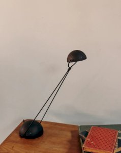 Julia, la lampe de bureau en métal noir N°588