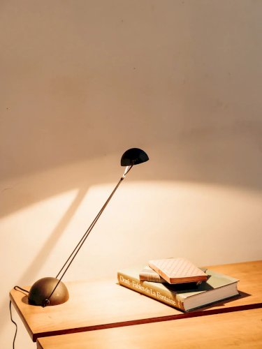 Julia, la lampe de bureau en métal noir N°588