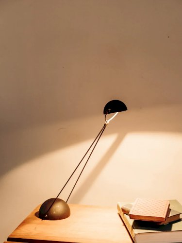 Julia, la lampe de bureau en métal noir N°588