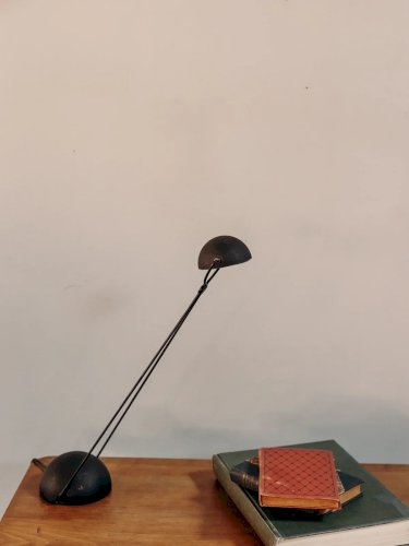 Julia, la lampe de bureau en métal noir N°588