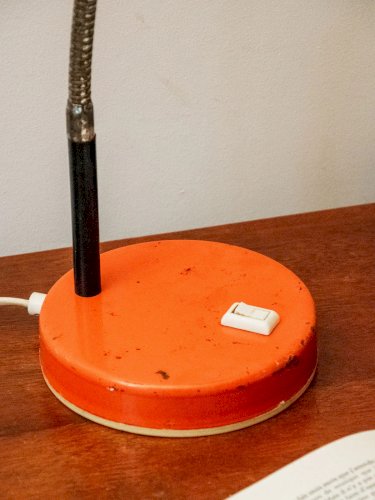 Julia, la lampe de bureau orange en métal N°572