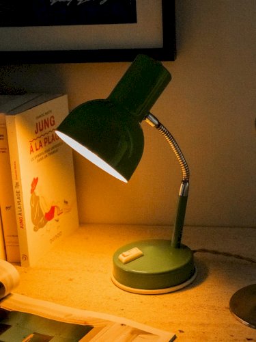 Julia, la lampe de bureau verte en métal N°705