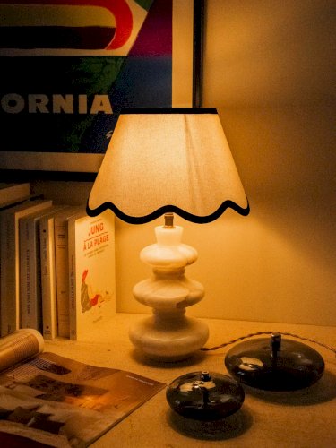 Julia, la lampe en albâtre blanche et noire N°706