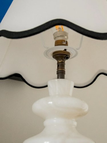 Julia, la lampe en albâtre blanche et noire N°706