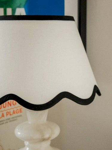 Julia, la lampe en albâtre blanche et noire N°706