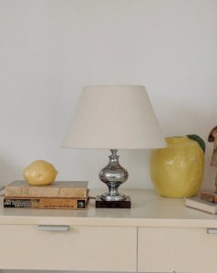 Julia, la petite lampe à poser en inox N°506