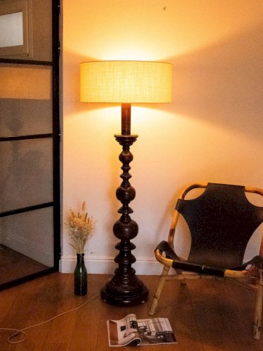 Julien, le grand lampadaire en bois foncé N°312