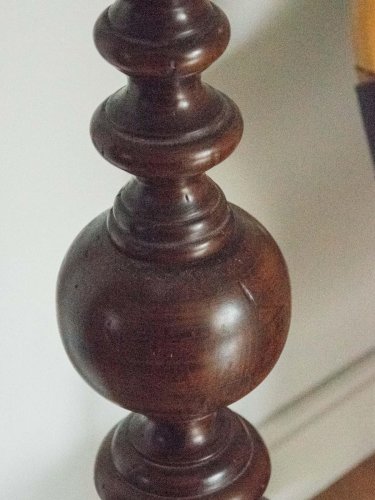 Julien, le grand lampadaire en bois foncé N°312