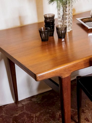 Karla, la table à manger en bois de palissandre N°1079