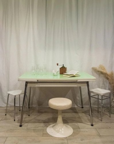 Karla, la table à manger en formica vert N°1070