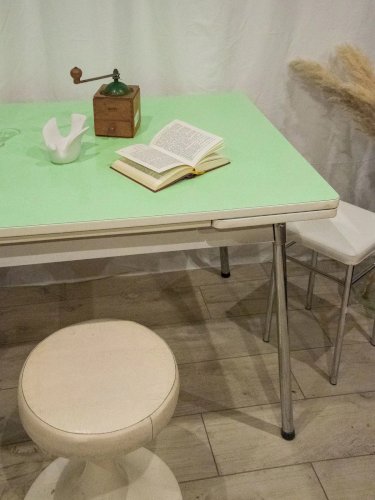 Karla, la table à manger en formica vert N°1070