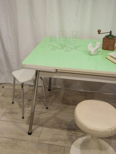 Karla, la table à manger en formica vert N°1070
