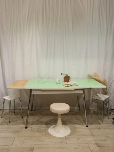 Karla, la table à manger en formica vert N°1070