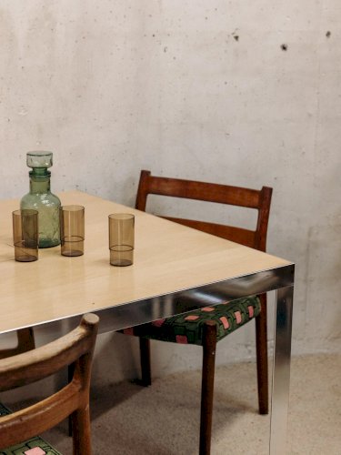 Karla, la table à manger en métal N°1008