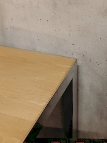 Karla, la table à manger en métal N°1008