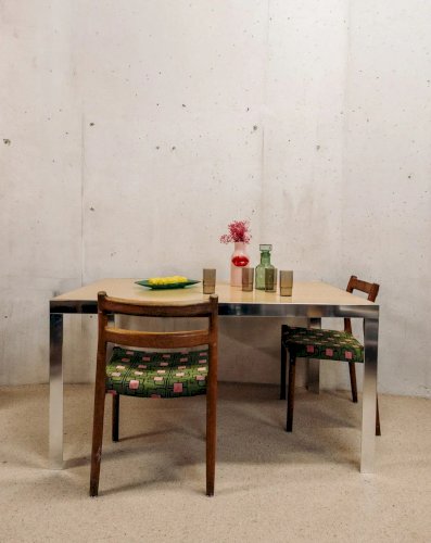 Karla, la table à manger en métal N°1008