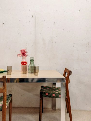 Karla, la table à manger en métal N°1008