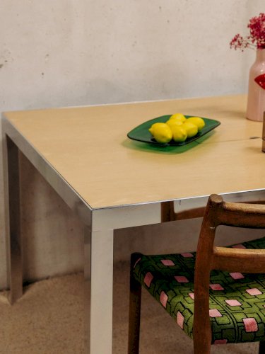 Karla, la table à manger en métal N°1008