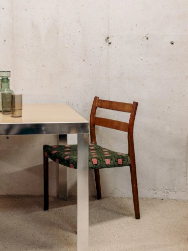 Karla, la table à manger en métal N°1008