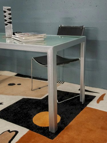 Karla, la table à manger en verre et métal Monica Armani N°1051
