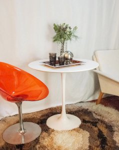 Karla, the Tulipe metal dining table No. 1071