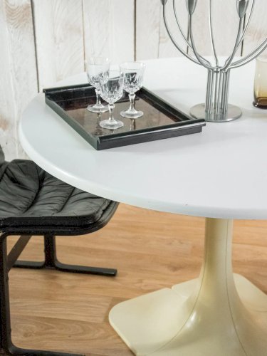 Karla, la table à manger tulipe N°1038