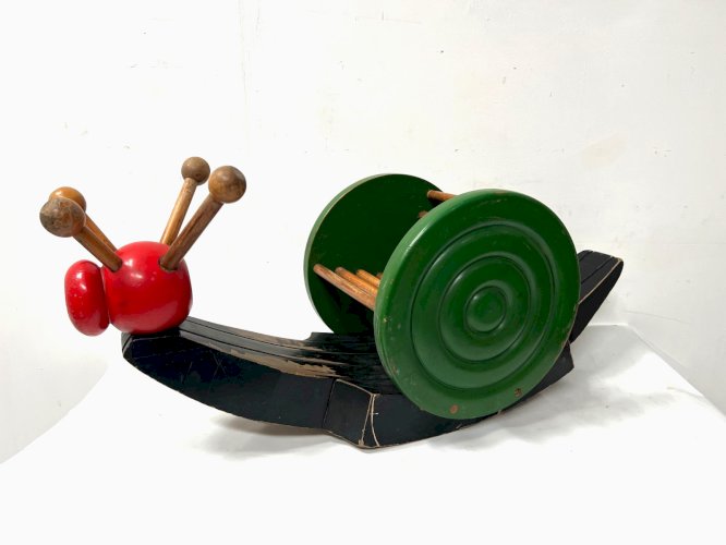 " L 'Escargot " Jouet en bois peint de la maison " A.M.S " a Chinon XX siècle