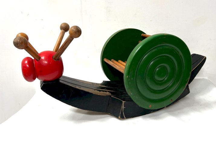 " L 'Escargot " Jouet en bois peint de la maison " A.M.S " a Chinon XX siècle