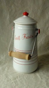 LAITIERE POT A LAIT EN VERITABLE PORCELAINE REVOL FRANCE*