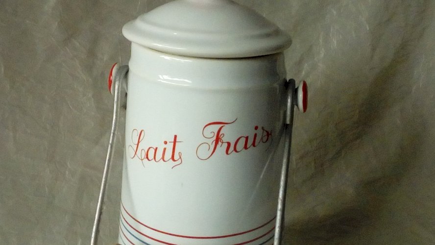 LAITIERE POT A LAIT EN VERITABLE PORCELAINE REVOL FRANCE*