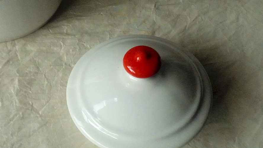 LAITIERE POT A LAIT EN VERITABLE PORCELAINE REVOL FRANCE*