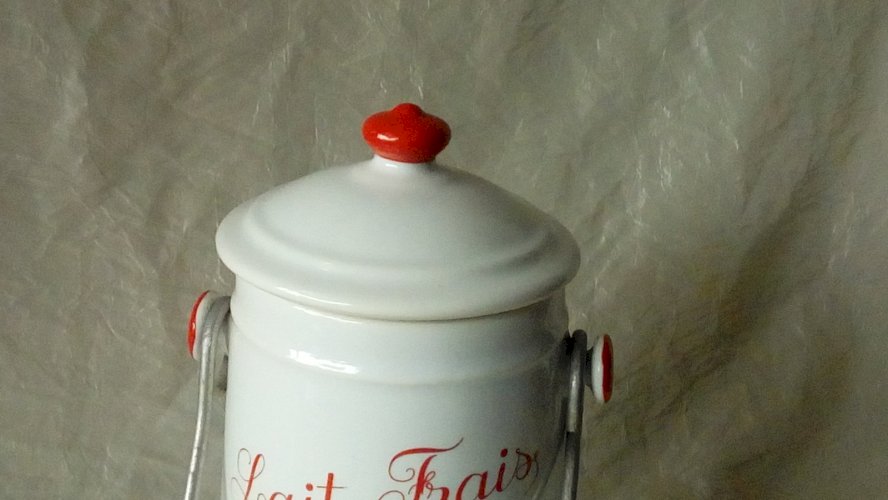 LAITIERE POT A LAIT EN VERITABLE PORCELAINE REVOL FRANCE*