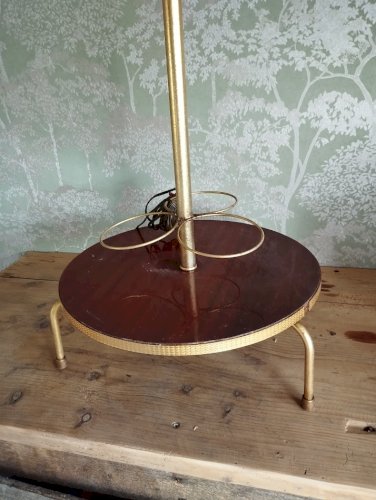 : Lampadaire vintage Années 70 – Range-bouteilles & repose-verres en bois verni et laiton