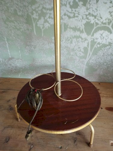 : Lampadaire vintage Années 70 – Range-bouteilles & repose-verres en bois verni et laiton