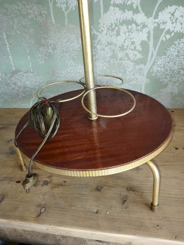 : Lampadaire vintage Années 70 – Range-bouteilles & repose-verres en bois verni et laiton