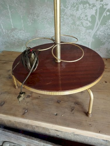 : Lampadaire vintage Années 70 – Range-bouteilles & repose-verres en bois verni et laiton