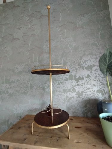 : Lampadaire vintage Années 70 – Range-bouteilles & repose-verres en bois verni et laiton