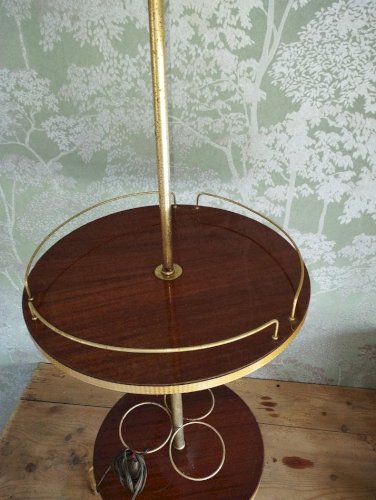 : Lampadaire vintage Années 70 – Range-bouteilles & repose-verres en bois verni et laiton