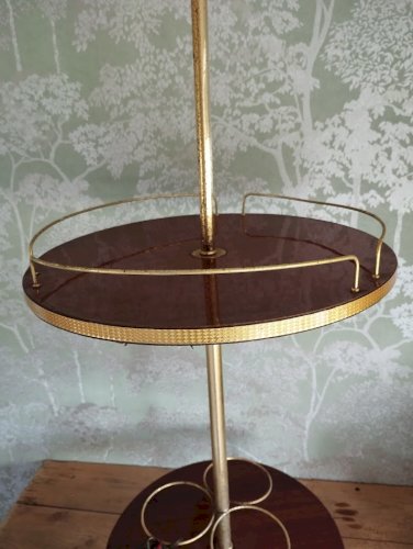 : Lampadaire vintage Années 70 – Range-bouteilles & repose-verres en bois verni et laiton