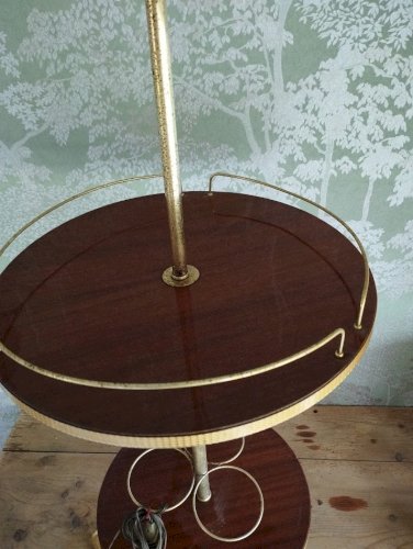 : Lampadaire vintage Années 70 – Range-bouteilles & repose-verres en bois verni et laiton