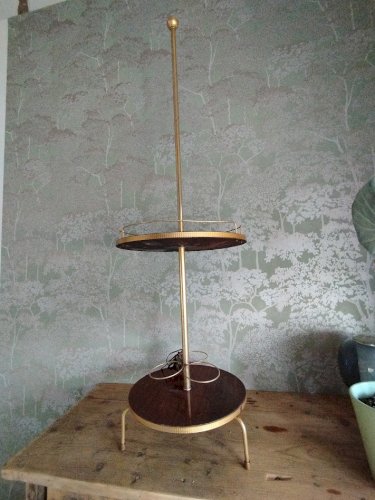 : Lampadaire vintage Années 70 – Range-bouteilles & repose-verres en bois verni et laiton