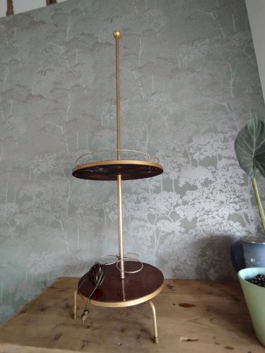 : Lampadaire vintage Années 70 – Range-bouteilles & repose-verres en bois verni et laiton