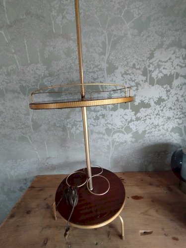 : Lampadaire vintage Années 70 – Range-bouteilles & repose-verres en bois verni et laiton